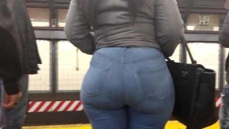 Big Wide Ebony Booty in Jeans