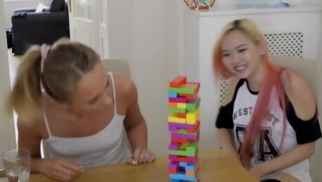 Lovely Teen Girls Ivana Sugar And Harriet Sugarcookie Play Jenga